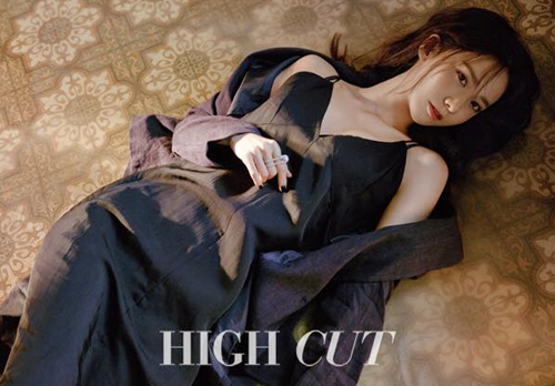 Yoona táo bạo trên tạp chí high cut