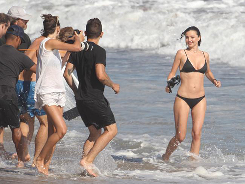 Siêu mẫu miranda kerr nóng bỏng với bikini trên biển