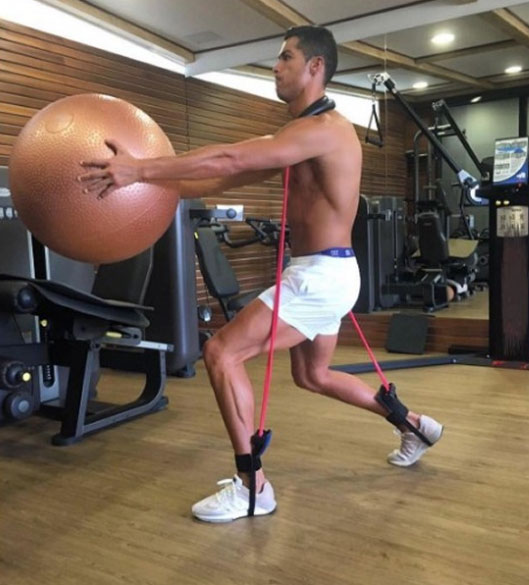 Cristiano ronaldo duy trì cơ bắp vạn người mê thế nào