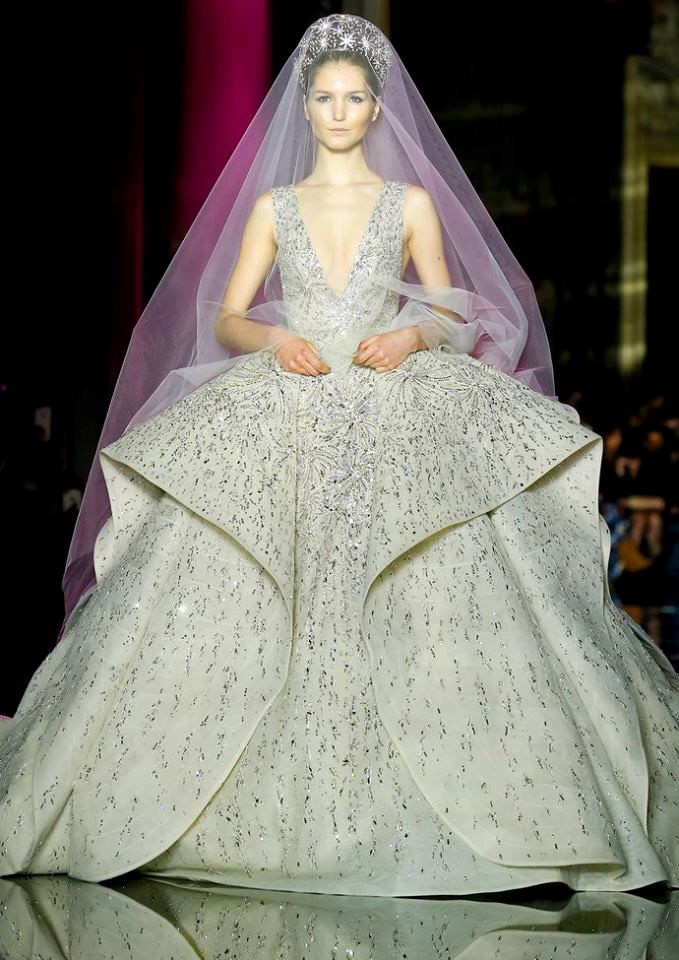 Những bộ váy cưới đẹp lộng lẫy trên sàn catwalk