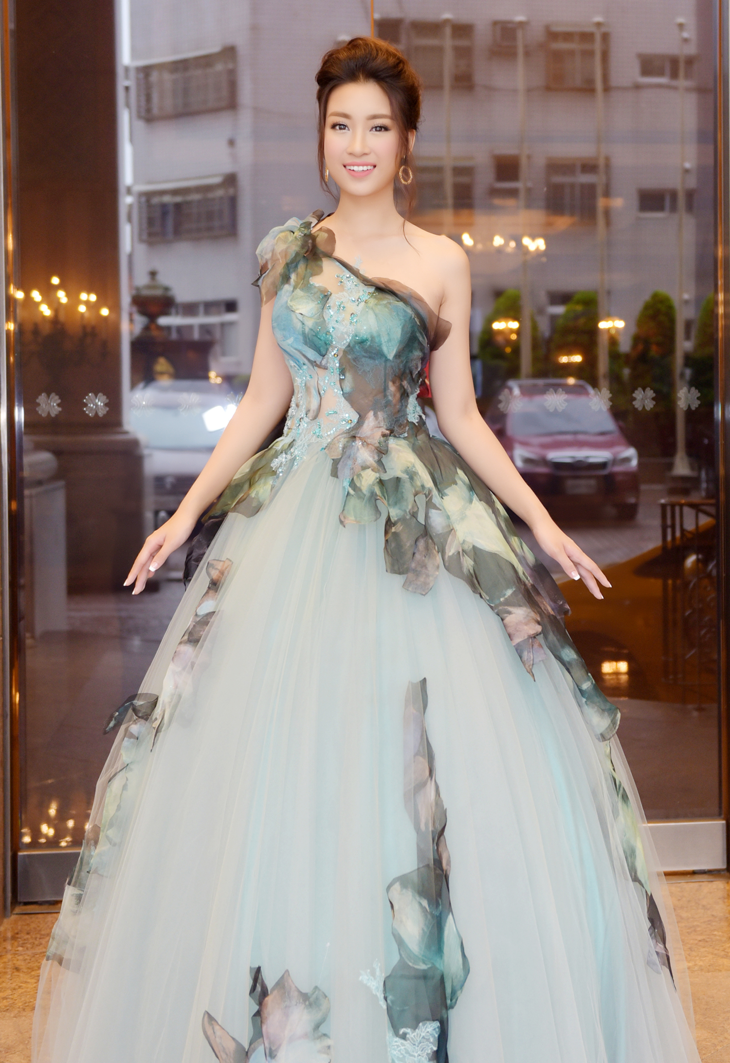 Hoa hậu đỗ mỹ linh diện đầm công chúa dự sự kiện ở đài loan