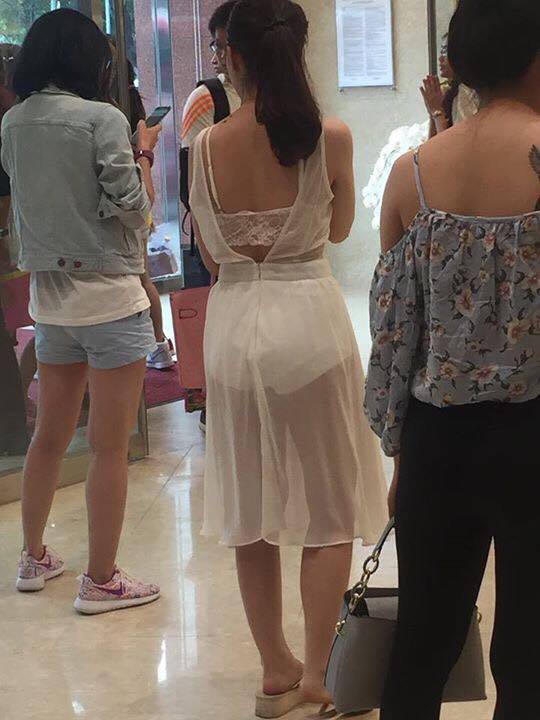 Hốt hoảng với váy ngắn áo hở của bạn gái việt tại trung tâm mua sắm