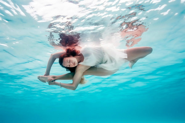 Vẻ kỳ ảo cô gái trình diễn yoga dưới lòng đại dương 