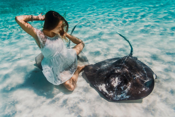 Vẻ kỳ ảo cô gái trình diễn yoga dưới lòng đại dương 