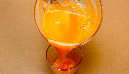 Tự chế nước cà rốt và gừng giúp làn da sáng mịn