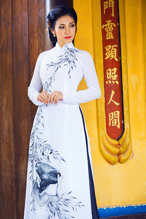 Việt trinh khoe nhan sắc vượt thời gian với áo dài
