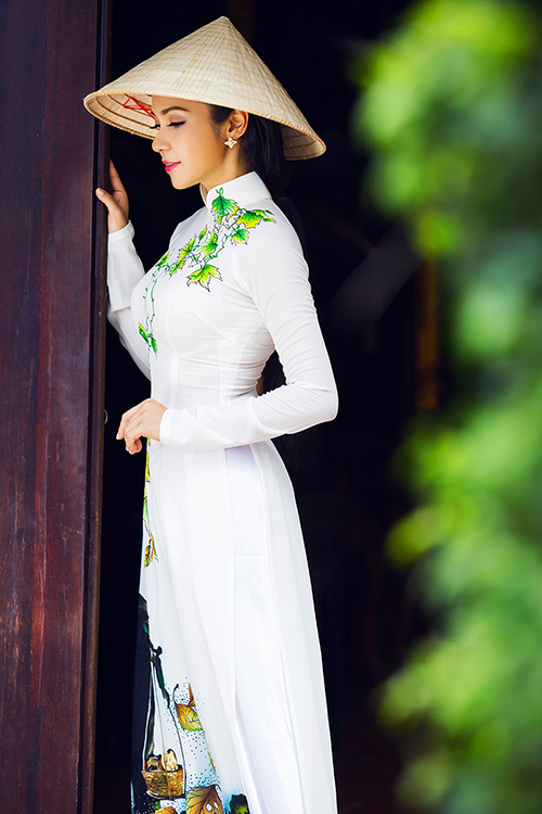 Việt trinh khoe nhan sắc vượt thời gian với áo dài