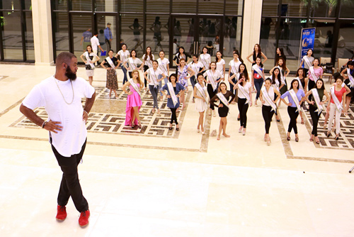 Chuyên gia mỹ dạy thí sinh hoa hậu đi catwalk