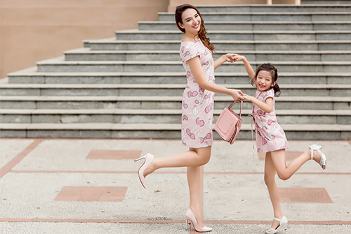 2 mẹ con hoa hậu ngọc diễm dạo phố với đồ đôi ngọt ngào