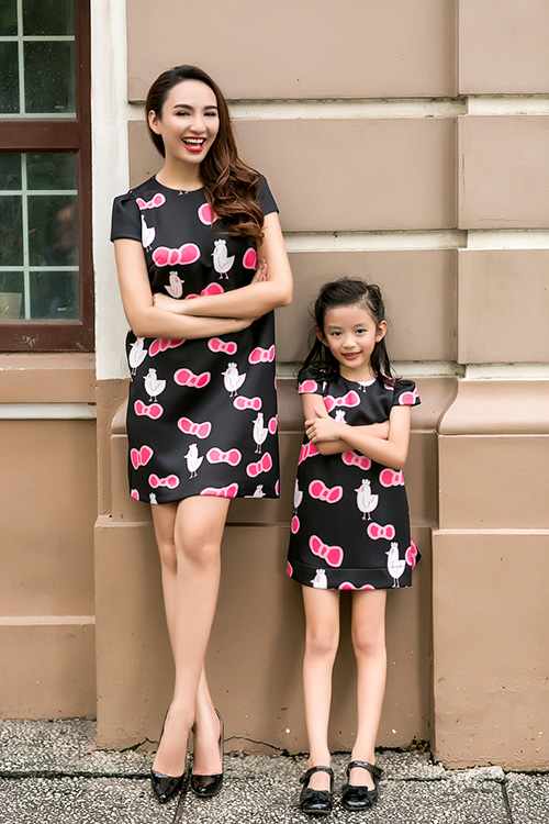 2 mẹ con hoa hậu ngọc diễm dạo phố với đồ đôi ngọt ngào