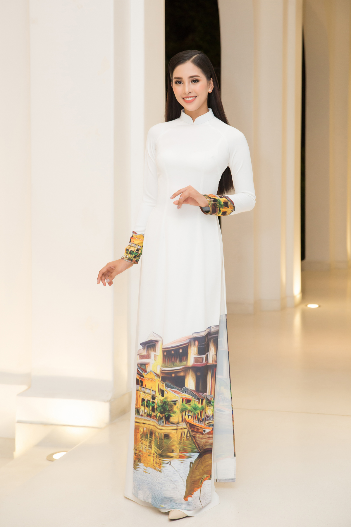Hoa hậu tiểu vy và đỗ mỹ linh đọ sắc trong tà áo dài duyên dáng
