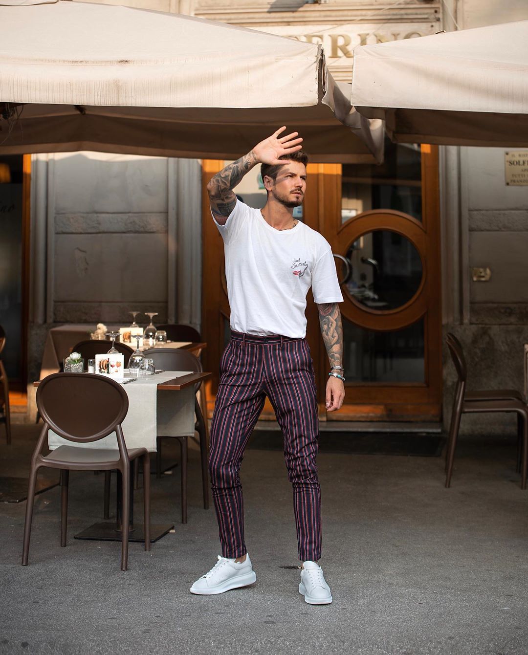 5 kiểu quần trouser phối với áo thun giúp chàng luôn thanh lịch mạnh mẽ