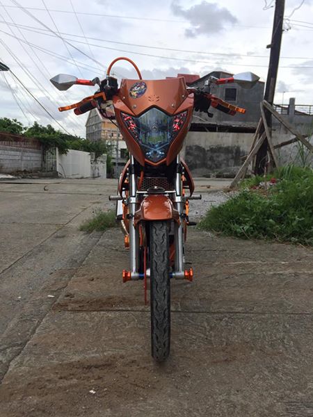 Raider 150 cơn lốc màu da cam phong cách của biker nước bạn